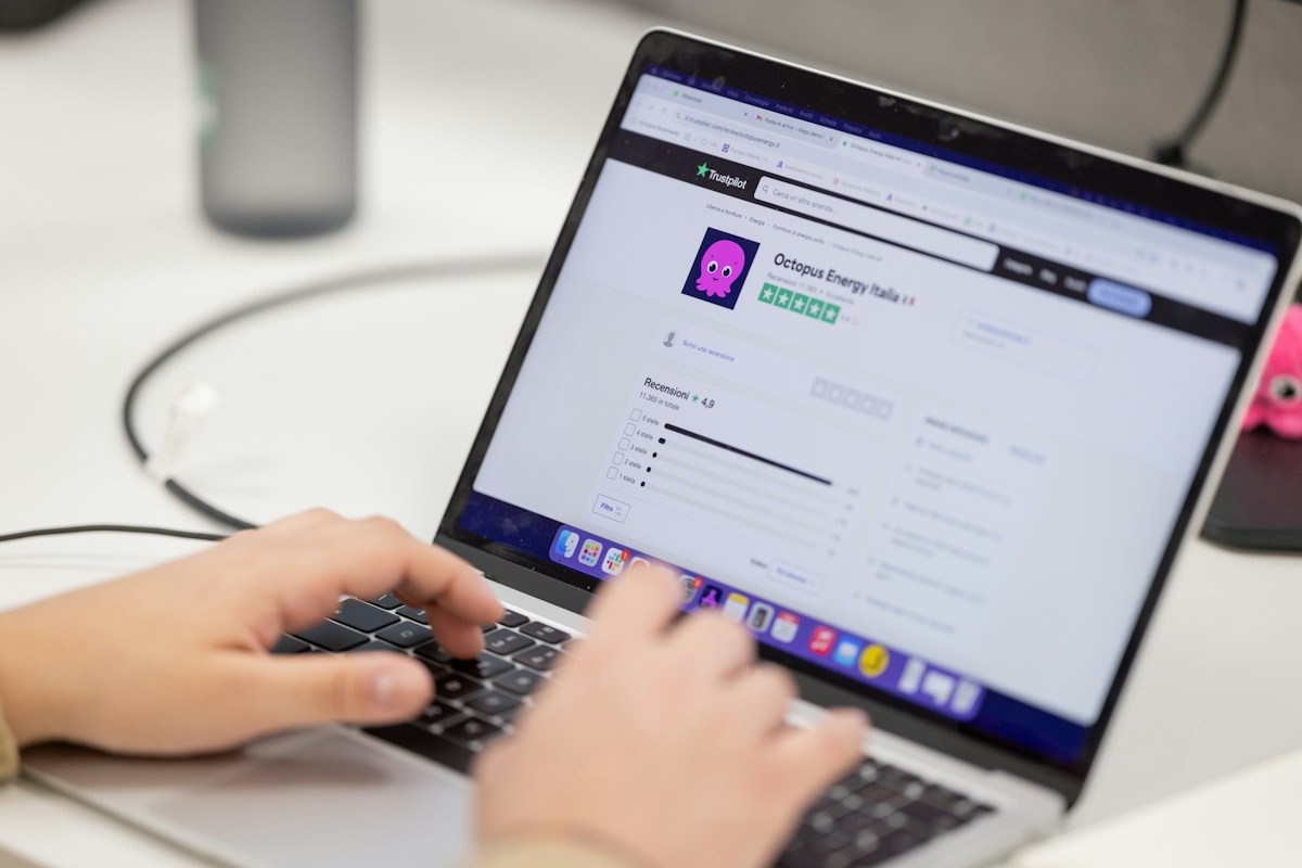 Osoba przygotowująca rzeczową odpowiedź na komentarze internetowe przy komputerze